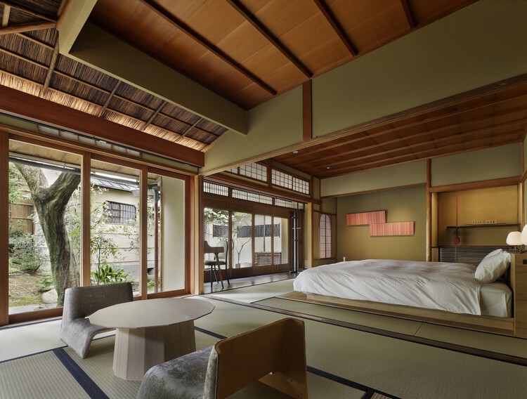 Отель VMG Villa Kyoto / Moriyoshi Naotake Atelier - Интерьерная фотография, спальня, дерево, освещение, кровать