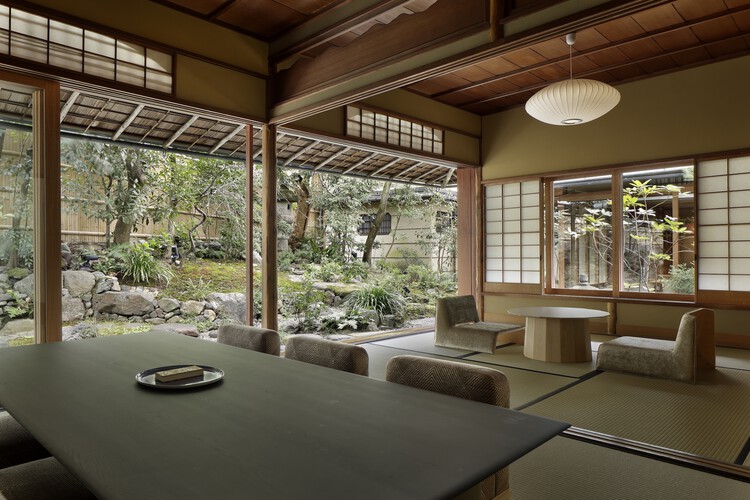 Отель VMG Villa Kyoto / Moriyoshi Naotake Atelier - Интерьерная фотография, гостиная, освещение, стол, стул