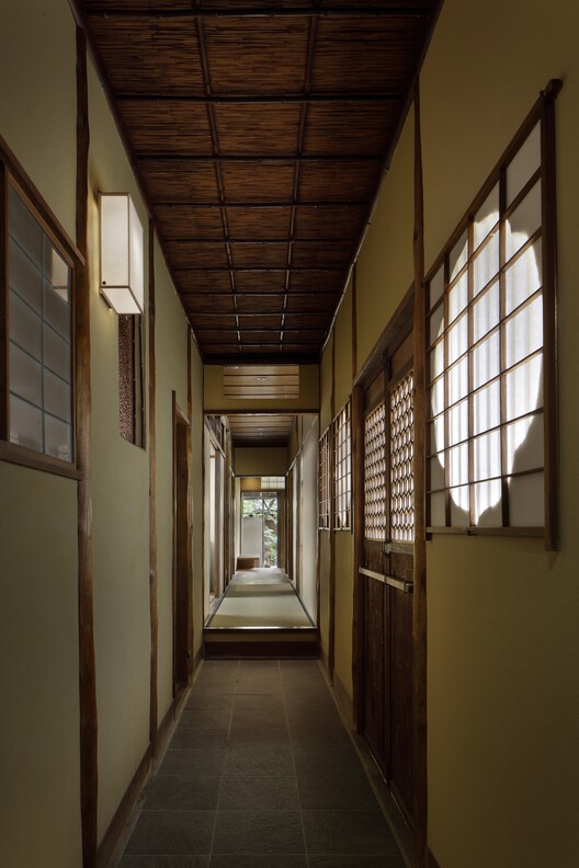 Отель vmg villa kyoto / moriyoshi naotake atelier - интерьерная фотография, дерево, освещение
