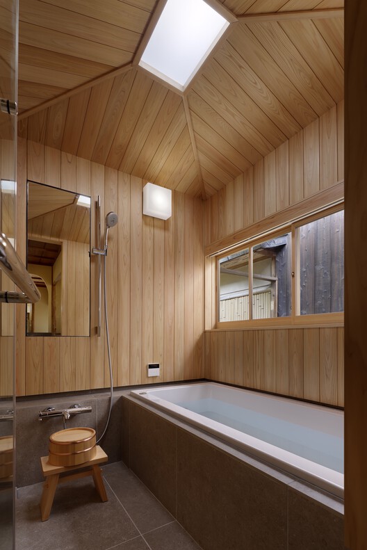 Отель vmg villa kyoto / moriyoshi naotake atelier - интерьерная фотография, дерево, ванна, ванная комната, стекло, раковина