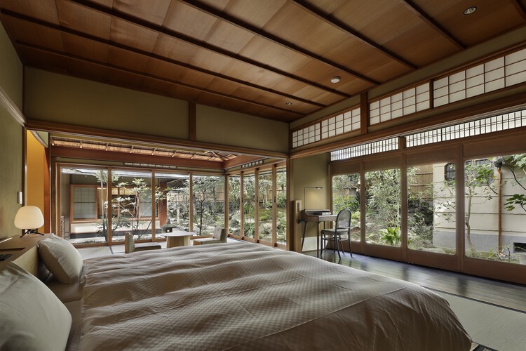Отель VMG Villa Kyoto / Moriyoshi Naotake Atelier - Интерьерная фотография, спальня, дерево, стул, луч, луч