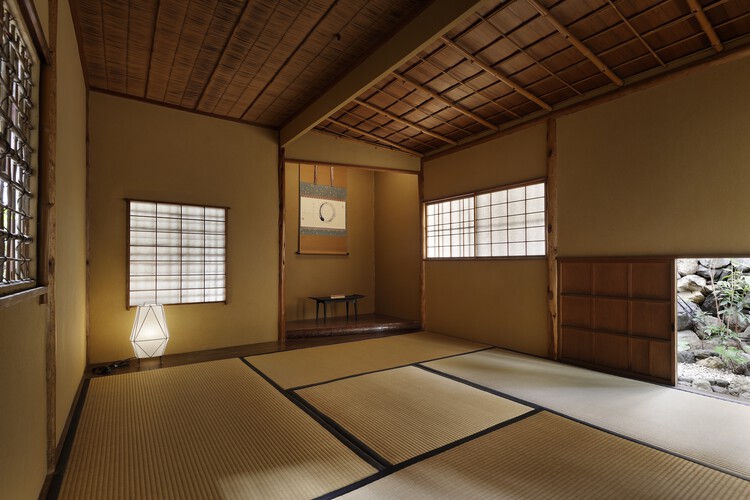Отель vmg villa kyoto / moriyoshi naotake atelier - интерьерная фотография, дерево, освещение