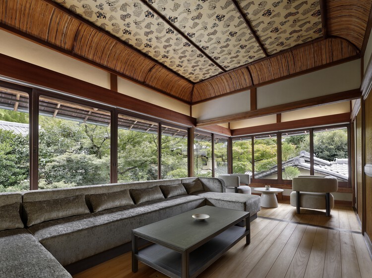 Отель vmg villa kyoto / moriyoshi naotake atelier - Интерьерная фотография, гостиная, дерево, луч
