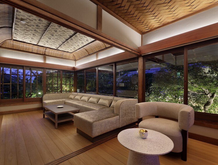 Отель VMG Villa Kyoto / Moriyoshi Naotake Atelier - Интерьерная фотография, гостиная, дерево