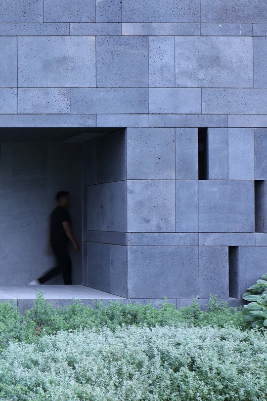 Sunlight Courtyard, входное лобби в офисе дизайна Aranya / Shisuo - внешняя фотография, бетон