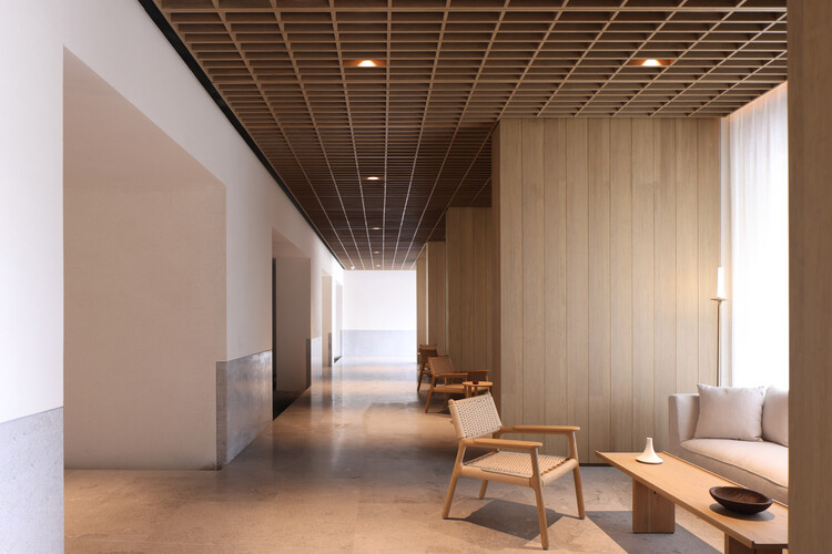 Sunlight Courtyard, входной лобби в офисе дизайна Aranya / Shisuo - Интерьерная фотография, лес, стул
