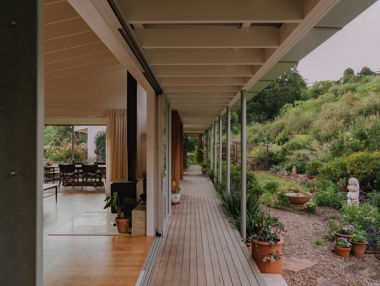 Cooroy House / Генри Беннетт + Дэн Уилсон - Интерьерная фотография, колонка, луч, балкон