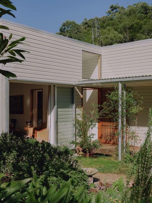 Cooroy House / Henry Bennett + Дэн Уилсон - Экстерьерная фотография, дерево, сад