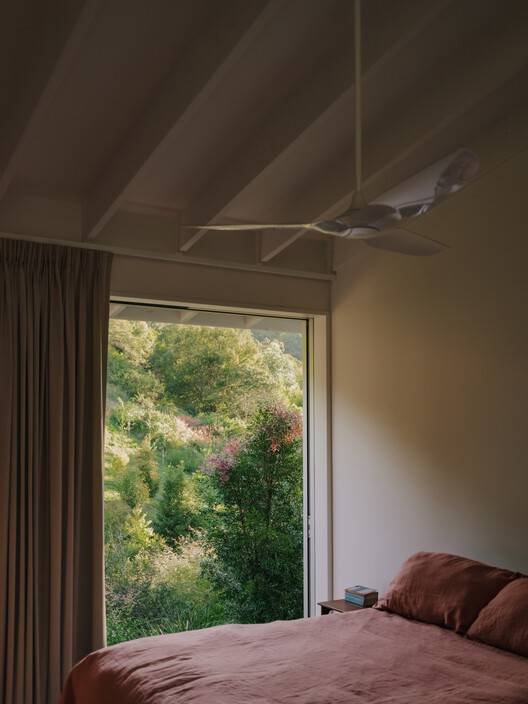 Cooroy House / Генри Беннетт + Дэн Уилсон - Интерьерная фотография, спальня, освещение, кровать
