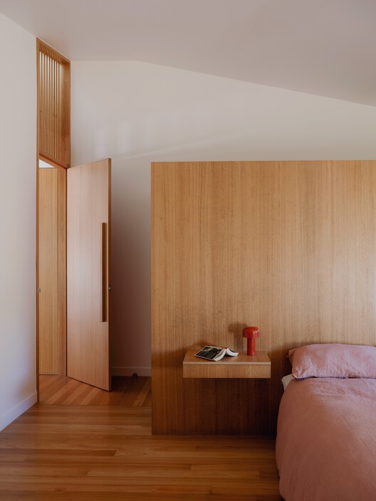Cooroy House / Генри Беннетт + Дэн Уилсон - Интерьерная фотография, спальня, дерево, кровать
