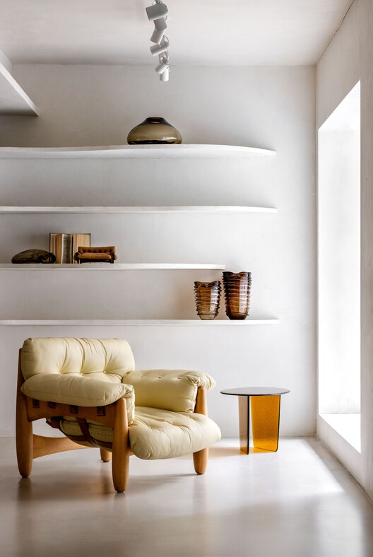 Tempo House / Studio Guilherme Garcia - Интерьерная фотография, стеллажи, стул