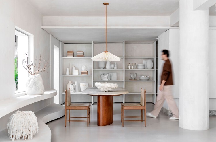 Tempo House / Studio Guilherme Garcia - Интерьерная фотография, кухня, дерево, стол, освещение, стул