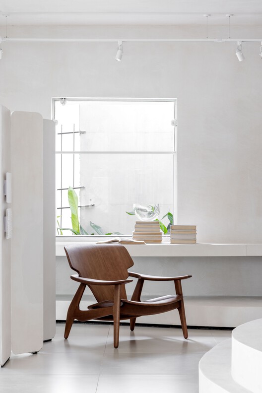 Tempo House / Studio Guilherme Garcia - Интерьерная фотография, дерево, стол, стул, освещение