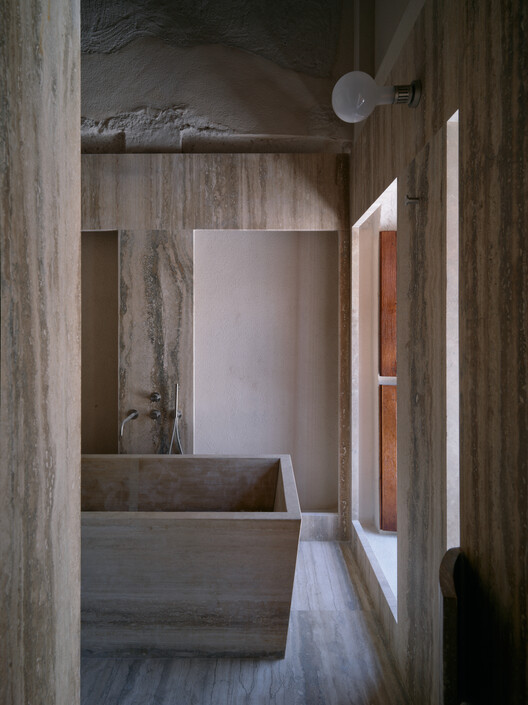 Murad Boutique Hotel / Studio Anne Holtrop - Интерьерная фотография, дерево, бетон, ванна