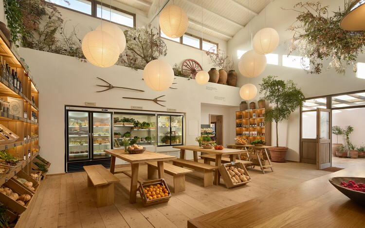 House of Harvest / Fryn Studio - Интерьерная фотография, столовая, дерево, стеллажи