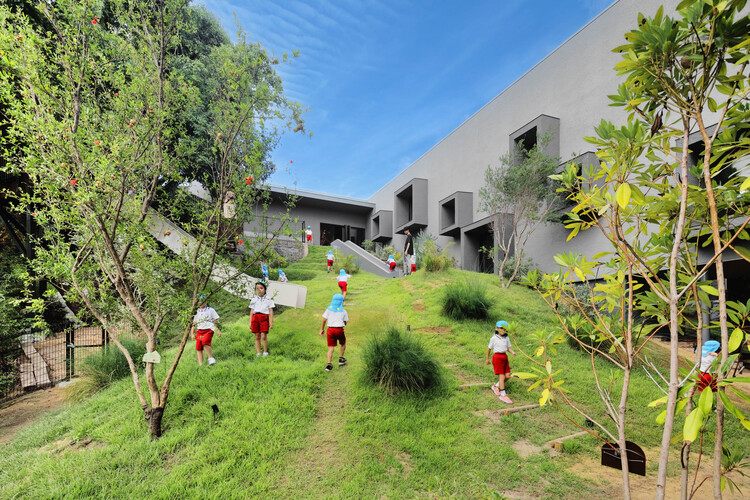 FK Displogarten и Nursery / Hibinosekkei + Youji no Shiro + Kids Design Labo - Экстерьем фотография, сад