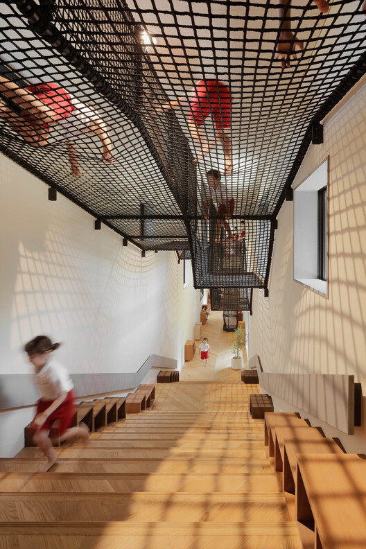 FK Displogarten и Nursery / Hibinosekkei + Youji no Shiro + Kids Design Labo - Интерьерная фотография, лестница, поручни