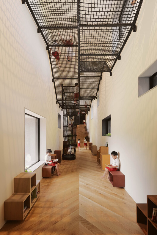 FK Displogarten и Nursery / Hibinosekkei + Youji no Shiro + Kids Design Labo - Интерьерная фотография, дерево, освещение, лестница