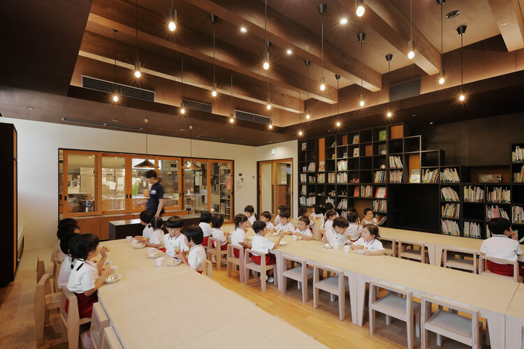 FK Contiplengart и Nursery / Hibinosekkei + Youji no Shiro + Kids Design Labo - Интерьерная фотография, стеллажи, стул