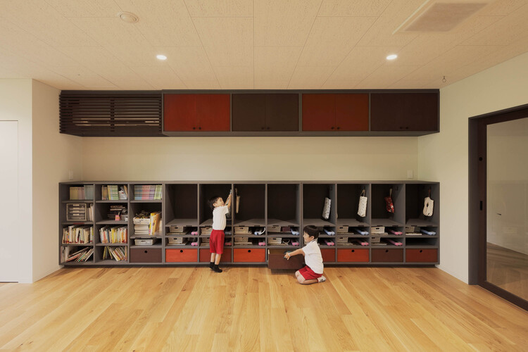 FK Displogarten и Nursery / Hibinosekkei + Youji no Shiro + Kids Design Labo - Интерьерная фотография, дерево, стеллажи