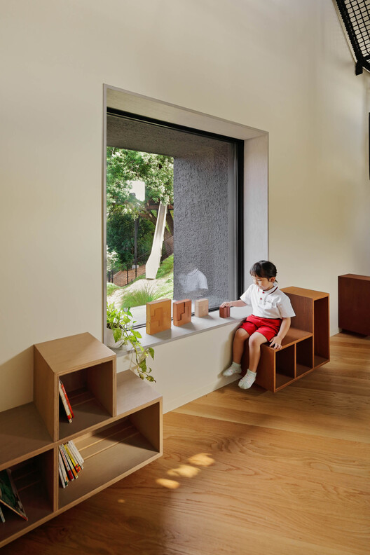 FK Displogarten и Nursery / Hibinosekkei + Youji no Shiro + Kids Design Labo - Интерьерная фотография, дерево, стеллажи