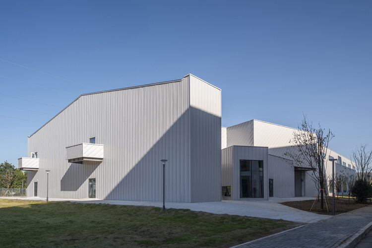 Yue & Yue: Художественный музей + конный зал / офис Cu - внешняя фотография, бетон