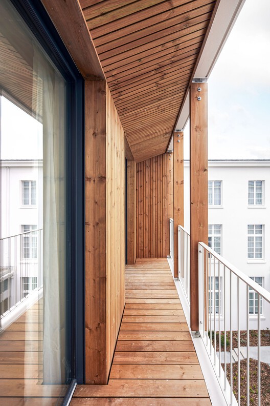 Преобразование почтового отделения Brest / Chatillon Architectes - Интерьерная фотография, дерево, балкон, палуба, поручена