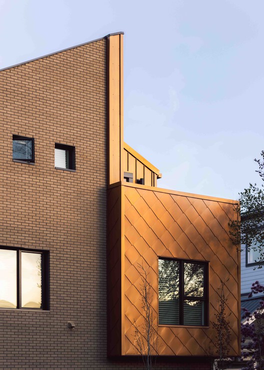 Carisbrooke Residence / DAAS Architecture Inc. - Внешняя фотография, дерево, фасад, кирпич