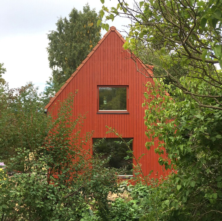 Красный дом / Morfeus arkitekter - внешняя фотография, сад