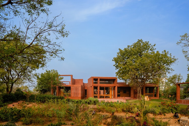 Alloa Hills Weekend Home / Studio Sangath - внешняя фотография, сад