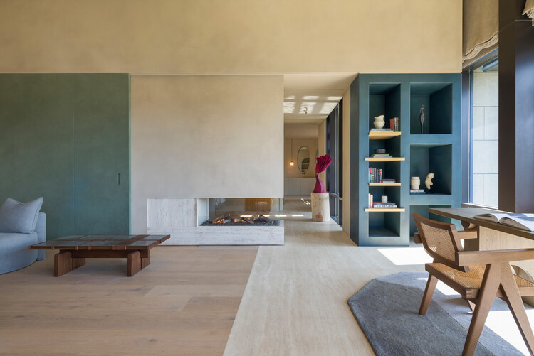 Echo Villa / Peny Sieh Interiors - Интерьерная фотография, дерево, стол, освещение, кресло, стеллажи
