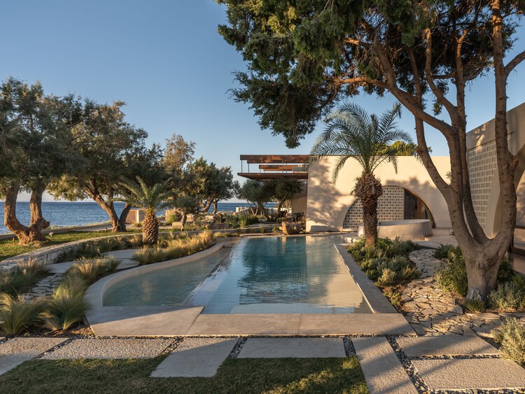Echo of the Sea Holiday Home / Entopos Architects - изображение 1 из 24