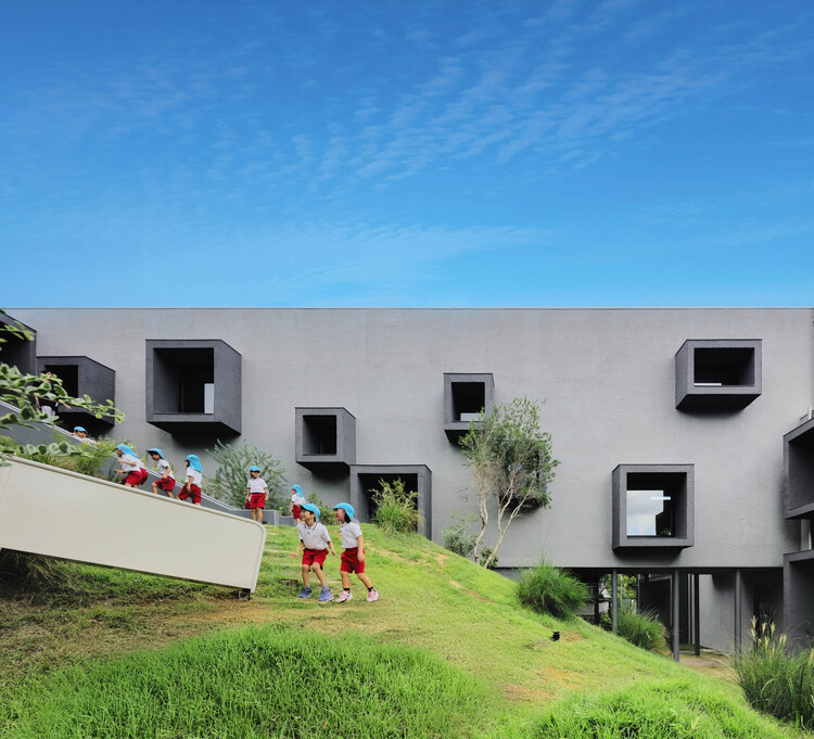 FK Counerergarten и Nourtery / Hibinosekkei + Youji no Shiro + Kids Design Labo - Экстерьерная фотография, двор.