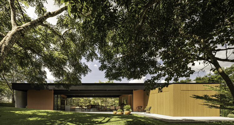 Galgo House / Tati Tavares + Alex Dalcin Arquitetura - изображение 1 из 36