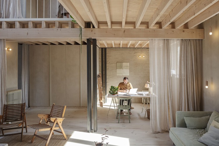 Карпер строительство Ремонт / Hé! Architectuur + Buro Kiss + EA + - Интерьерная фотография, дерево, стул, освещение