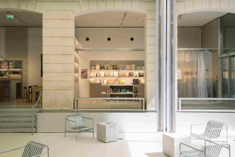 Lafayette ожидания x Café Mater / ūti Architectes - Интерьерная фотография, стеллажи, стекло, стул
