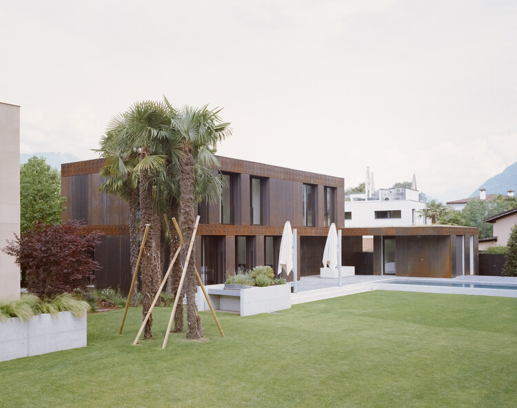 Lih Residence / Atelier Rampazzi - внешняя фотография, древесина, бетон, двор, балкон