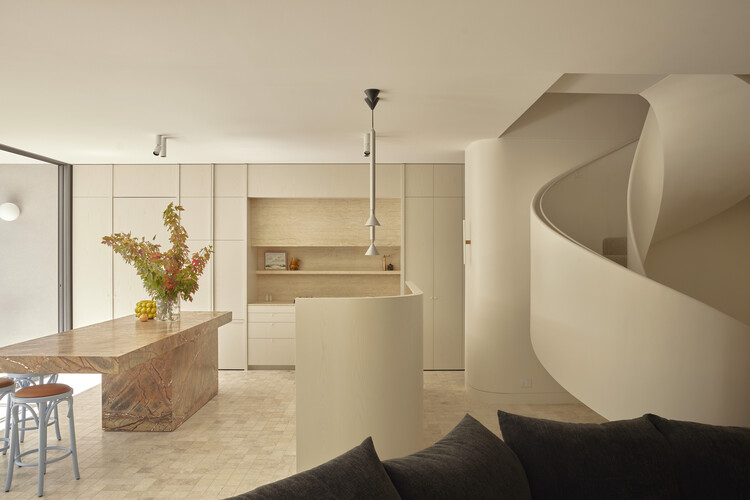 Malvern House / Studio Ceravolo - Интерьерная фотография, кухня, дерево, освещение, стул