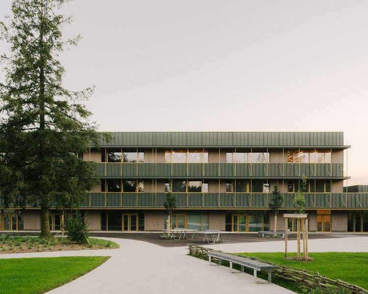 Maryse Bastié Middle School Reconstruction / Tectoniques Architects - Экстерьерная фотография, двор