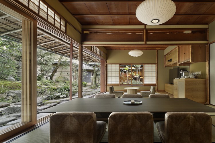 Отель VMG Villa Kyoto / Moriyoshi Naotake Atelier - Интерьерная фотография, гостиная, дерево, стул