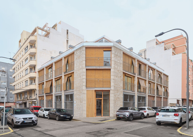 Единицы социального жилья 2104 / Harquitectes - Внешняя фотография, бетон, балкон