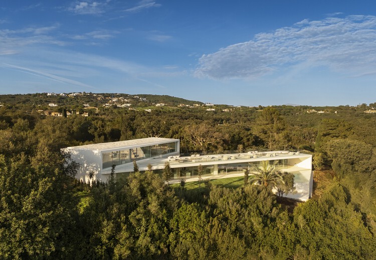 Villa 95 Sotogrande / Fran Silvestre Arquitectos - изображение 1 из 41