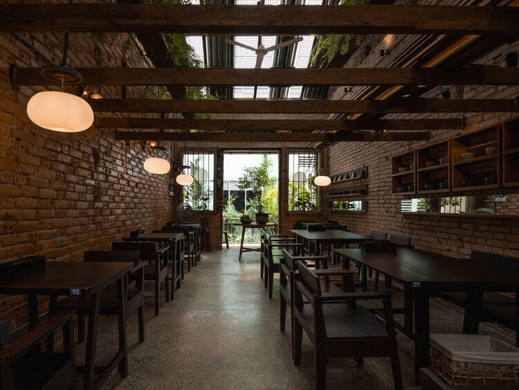 O Растительный ресторан Cafe Cafe Cafe / Xưởng Xép - Интерьерная фотография, столовая, дерево, освещение, стол, стул