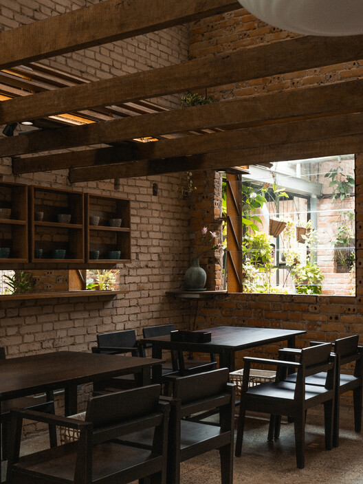 O Растительный ресторан Cafe Cafe Cafe / xưởng Xép - внешняя фотография, дерево, освещение, стол, стул, кирпич