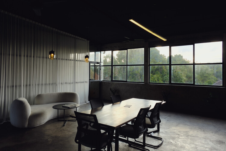 Basia Ungasan Boutique Hotel, Cafe & Coporking / Kasia Design - Интерьерная фотография, столовая, освещение, стекло, стул