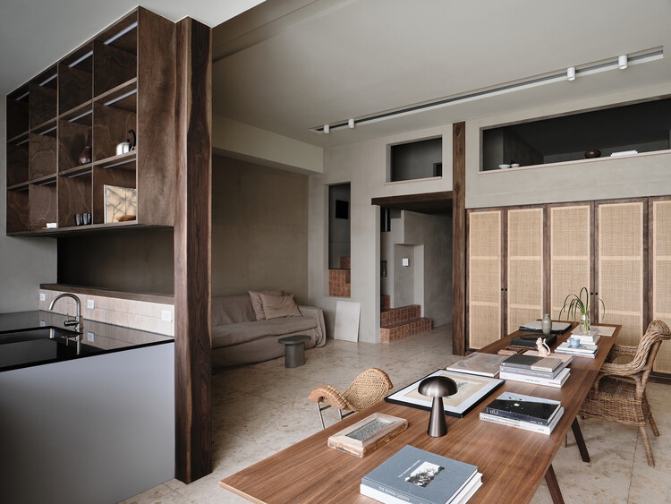 House fc / fws_work - Интерьерная фотография, дерево, освещение, стол, стеллажи, стул