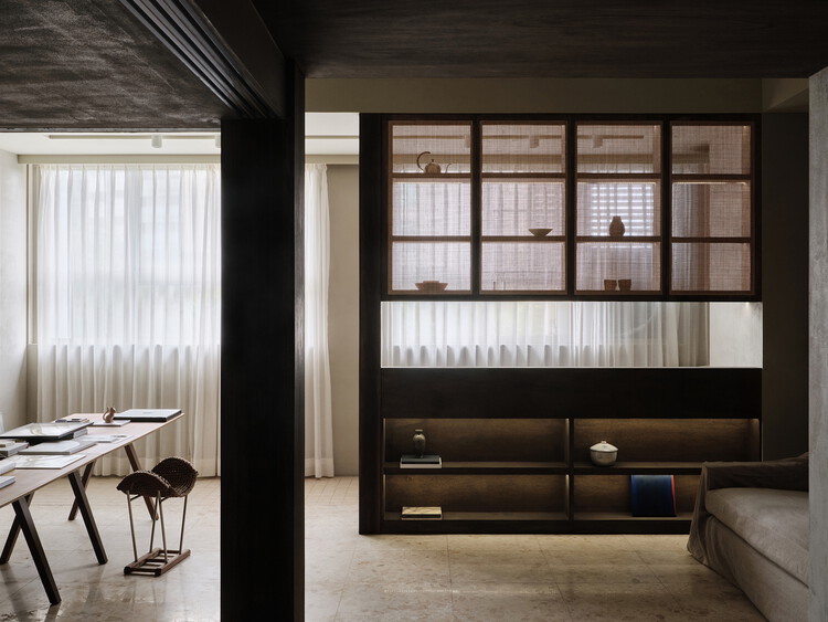 House fc / fws_work - Интерьерная фотография, дерево, освещение, стеллажи