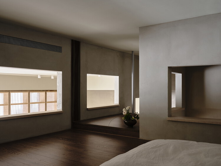 House fc / fws_work - Интерьерная фотография, спальня, дерево, освещение, стекло