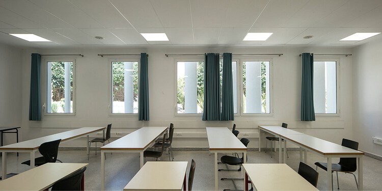 Decartes School / Arpio Architects - Интерьерная фотография, освещение, стол, стул, стекло