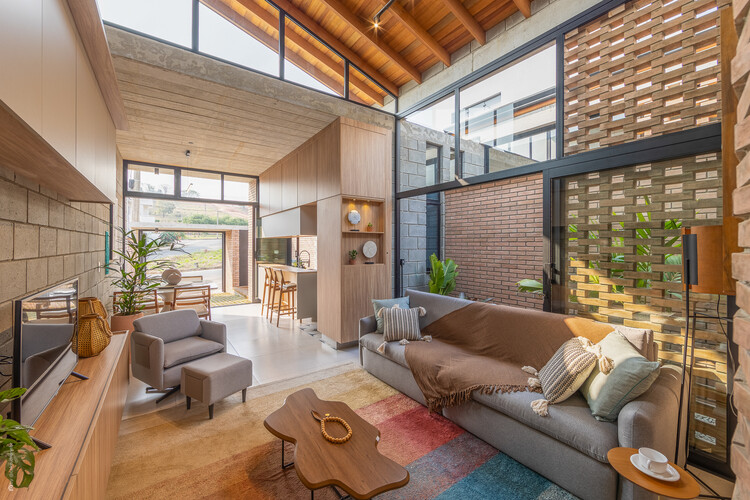 House Boêmia / Costa Matoso arquitetura E Engenharia - Интерьерная фотография, гостиная, дерево, дверь, стул, двор, патио, луч